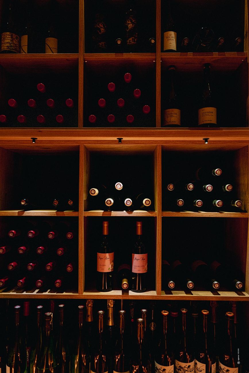 Casiers de bouteilles dans la cave