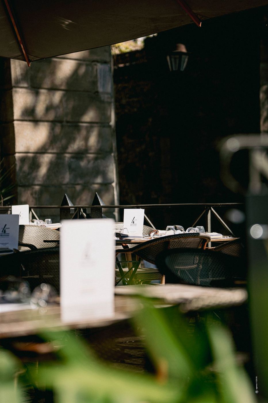 La terrasse, tables dressées à l'ombre